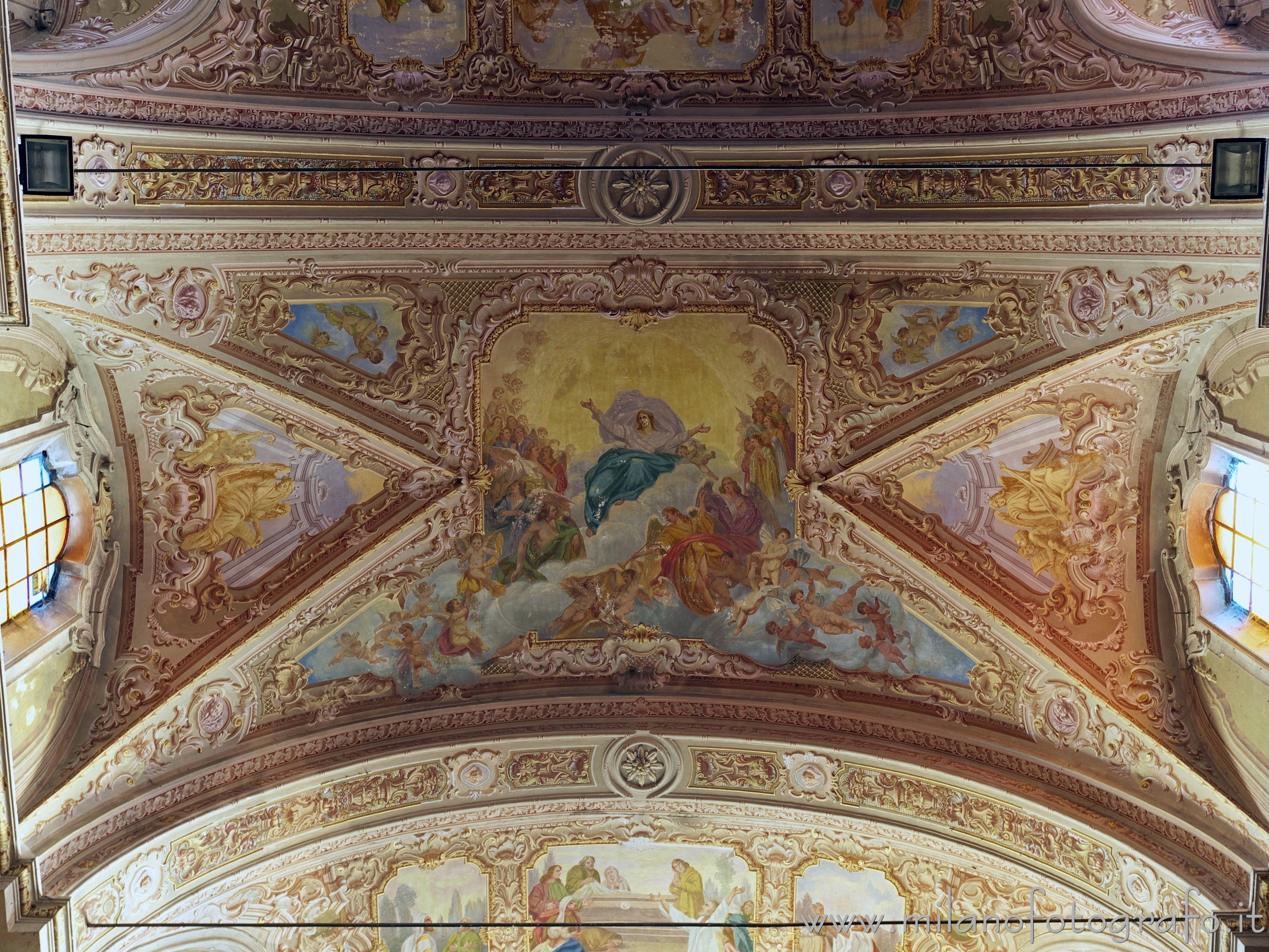 Carpignano Sesia (Novara) - Dettaglio del variopinto soffitto della Chiesa di Santa Maria Assunta